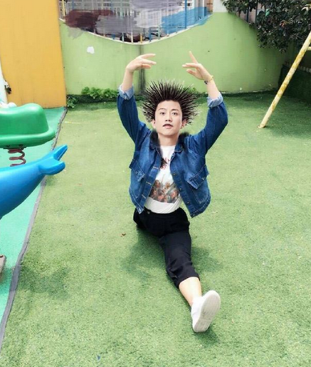 鄧超又來(lái)惡搞了 曬一大波PS版一字馬