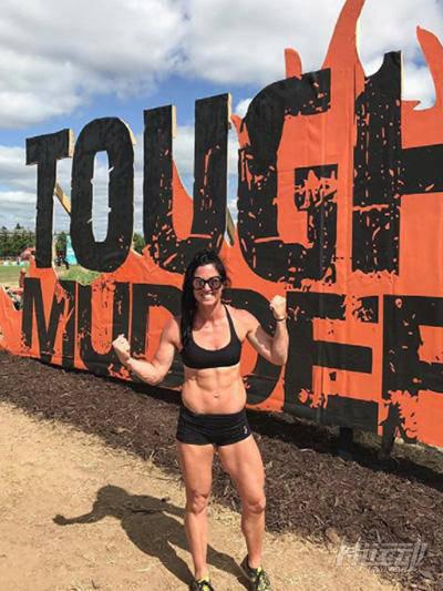 預產期還有5天，她還在健身房硬拉！