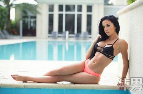 她19歲！ 完美的臀部價值百萬