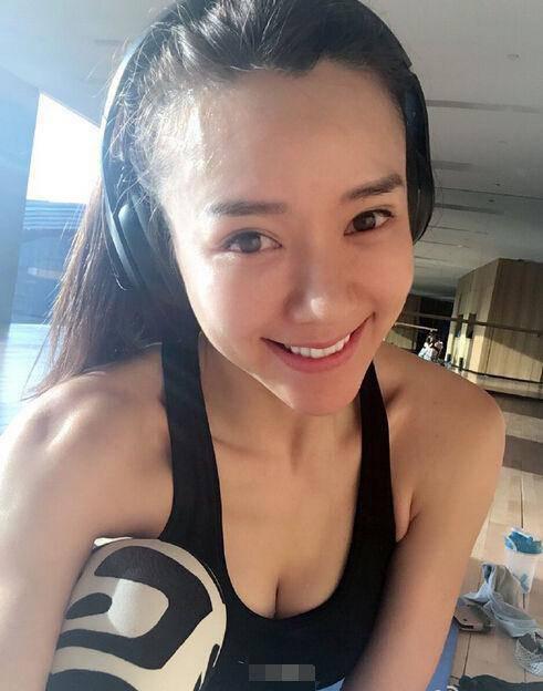 馬甲線(xiàn)超明顯 周韋彤曬健身美照