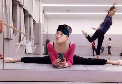 鄧超又來(lái)惡搞了 曬一大波PS版一字馬