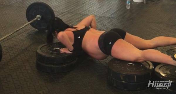 預產期還有5天，她還在健身房硬拉！