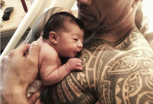 巨石強森女兒剛剛出生，竟然半夜又跑去健身房了