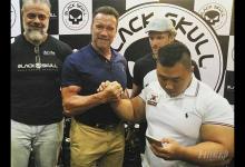 因蔑視施瓦辛格被人批評!不過他身材真壯,刷個綠漆就是綠巨人