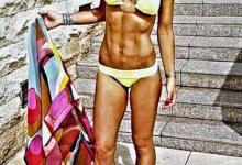 這才是辣媽 生五個娃照樣練出八塊腹肌