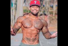 肌肉男的花式俯臥撐 你能挑戰幾個？