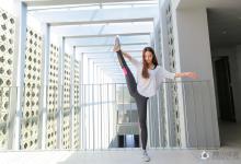 女網(wǎng)友曬私照 緊身衣秀一字馬吸睛