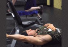 健身房沒有上拉器械？不用擔心，使用龍門架也可以完成這個動作。