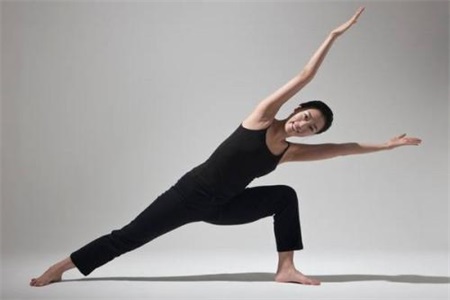 減肥瑜伽動作不難練，堅持練習(xí)早日瘦身
