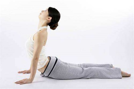 豐胸瑜伽的基本動作，簡單快速幫你胸部練豐滿