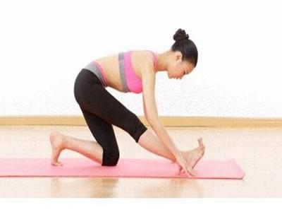 減肥瑜伽動作不難練，堅持練習早日瘦身