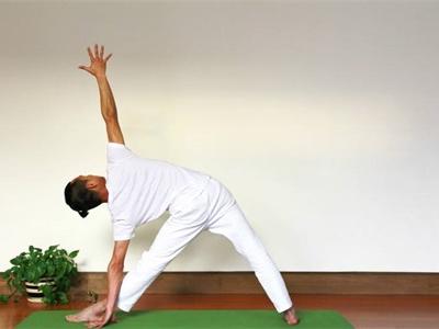 女性練好瘦腰瑜伽動作的三角式,立刻擁有小蠻腰