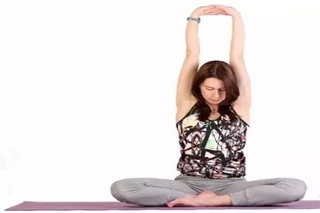 練瑜伽的好處,四組瑜伽動作改善你的肩頸不適-易網(wǎng)健康<a href=http://www.xllyou.com/jkys/ target=_blank class=infotextkey>養(yǎng)生</a>網(wǎng) 練瑜伽的好處,四組瑜伽動作改善你的肩頸不適