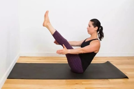 女性保持年輕的秘訣，練好瑜伽動作中的倒立式