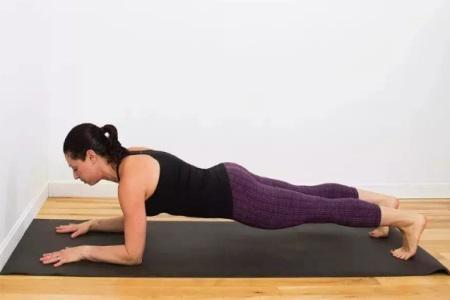 女性保持年輕的秘訣，練好瑜伽動作中的倒立式