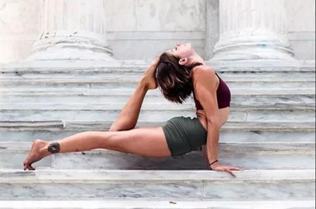 練習瑜伽眼鏡蛇式動作,千萬注意避免這些誤區-易網健康養生網 練習瑜伽眼鏡蛇式動作,千萬注意避免這些誤區