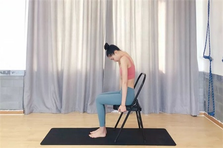 瑜伽初學者必練的瑜伽動作,只需要一把辦公椅就能練習-易網<a href=http://www.xllyou.com/ target=_blank class=infotextkey>健康養生</a>網 瑜伽初學者必練的瑜伽動作,只需要一把辦公椅就能練習