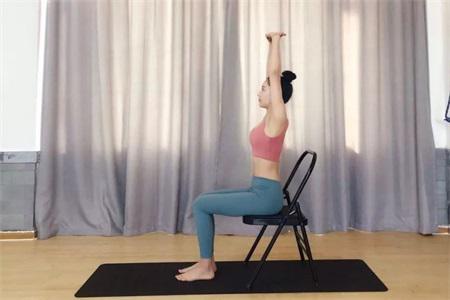 瑜伽初學者必練的瑜伽動作,只需要一把辦公椅就能練習-易網健康<a href=http://www.xllyou.com/jkys/ target=_blank class=infotextkey>養生</a>網 瑜伽初學者必練的瑜伽動作,只需要一把辦公椅就能練習