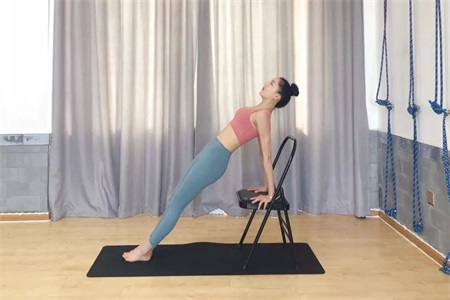 瑜伽初學者必練的瑜伽動作,只需要一把辦公椅就能練習-易網健康養生網 瑜伽初學者必練的瑜伽動作,只需要一把辦公椅就能練習