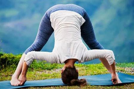 練瑜伽前的拉筋動作你知道的有哪些?兩種瑜伽初入門教程-易網(wǎng)<a href=http://www.xllyou.com/ target=_blank class=infotextkey>健康養(yǎng)生</a>網(wǎng) 練瑜伽前的拉筋動作你知道的有哪些?兩種瑜伽初入門教程