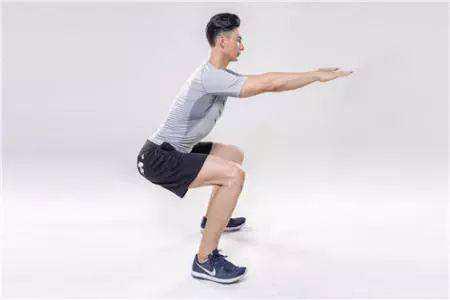 深蹲的好處，女人練習這五種深蹲瑜伽動作讓身材更迷人