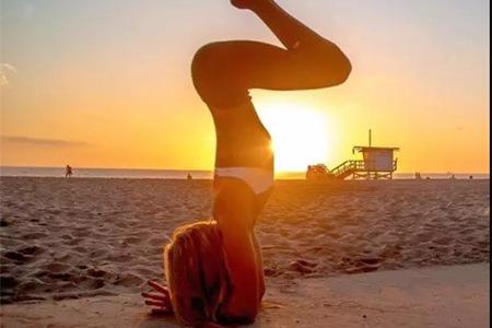 練瑜伽前的拉筋動作你知道的有哪些?兩種瑜伽初入門教程-易網(wǎng)健康養(yǎng)生網(wǎng) 練瑜伽前的拉筋動作你知道的有哪些?兩種瑜伽初入門教程