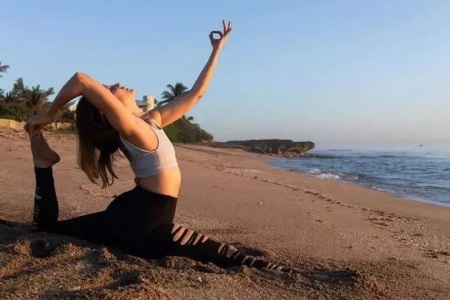 練瑜伽的好處多多,瘋狂瘦肚子,讓腿部的線條更緊致-易網<a href=http://www.xllyou.com/ target=_blank class=infotextkey>健康養生</a>網 練瑜伽的好處多多,瘋狂瘦肚子,讓腿部的線條更緊致