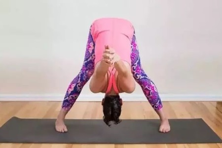 瑜伽動作不難練,女性產后也可以練的瑜伽動作-易網<a href=http://www.xllyou.com/ target=_blank class=infotextkey>健康養生</a>網 瑜伽動作不難練,女性產后也可以練的瑜伽動作