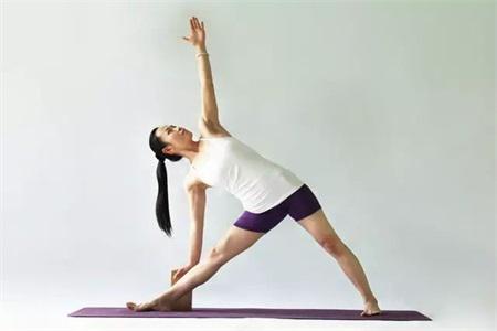 練習瑜伽排毒養顏,四個瑜伽動作讓你越練越年輕-易網健康養生網 練習瑜伽排毒養顏,四個瑜伽動作讓你越練越年輕