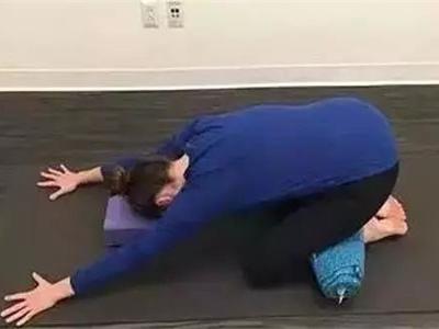 女性練習瑜伽注意協調性,三組瑜伽動作加強力量訓練