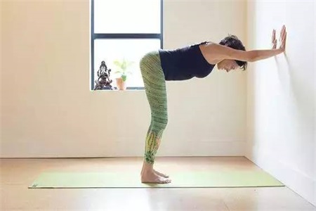 女性練習下犬式姿勢不規范,不如試試這樣的改進動作-易網健康<a href=http://www.xllyou.com/jkys/ target=_blank class=infotextkey>養生</a>網 女性練習下犬式姿勢不規范,不如試試這樣的改進動作