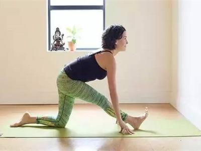 女性練習下犬式姿勢不規范，不如試試這樣的改進動作