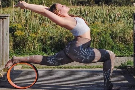 同房姿勢108種,女生練好這三個瑜伽動作還能瘦腿-易網健康<a href=http://www.xllyou.com/jkys/ target=_blank class=infotextkey>養生</a>網 同房姿勢108種,女生練好這三個瑜伽動作還能瘦腿