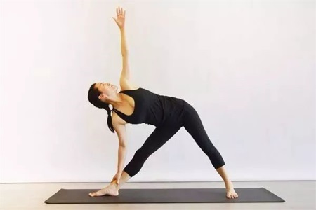 女性腹部疼痛腸胃不好,瑜伽動作打開治療新方式-易網(wǎng)健康<a href=http://www.xllyou.com/jkys/ target=_blank class=infotextkey>養(yǎng)生</a>網(wǎng) 女性腹部疼痛腸胃不好,瑜伽動作打開治療新方式