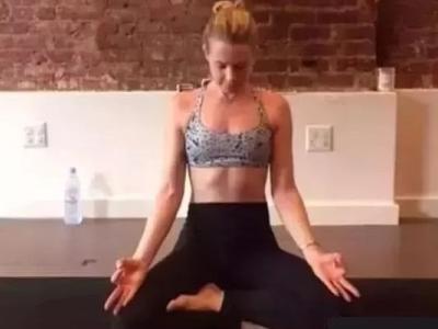 月經(jīng)量少是什么原因，女性練習瑜伽改善月經(jīng)不調預防便秘