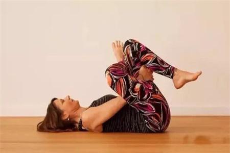 腰疼怎么辦?女性練習這三組瑜伽動作可以緩解腰痛-易網<a href=http://www.xllyou.com/ target=_blank class=infotextkey>健康養生</a>網 腰疼怎么辦?女性練習這三組瑜伽動作可以緩解腰痛