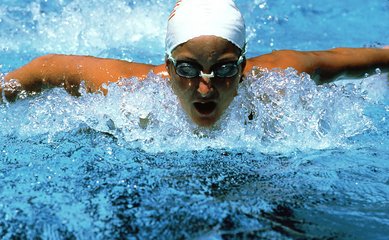 游泳時的換氣技巧 游泳應該如何換氣-易網健康<a href=http://www.xllyou.com/jkys/ target=_blank class=infotextkey>養生</a>網 游泳時的換氣技巧 游泳應該如何換氣