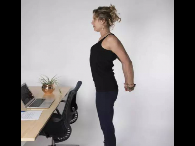 女性進(jìn)行辦公室瑜伽動(dòng)作塑體介紹 女性上班族進(jìn)行瑜伽鍛煉