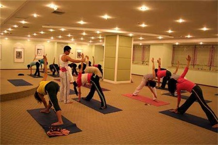 高溫瑜伽真的可以加速減肥?高溫瑜伽的真相許多人都不知-易網健康養生網 高溫瑜伽真的可以加速減肥?高溫瑜伽的真相許多人都不知