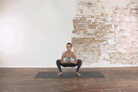 痛經怎么緩解?教你掰腿的正確姿勢和瑜伽動作來改善問題-易網健康<a href=http://www.xllyou.com/jkys/ target=_blank class=infotextkey>養生</a>網 痛經怎么緩解?教你掰腿的正確姿勢和瑜伽動作來改善問題