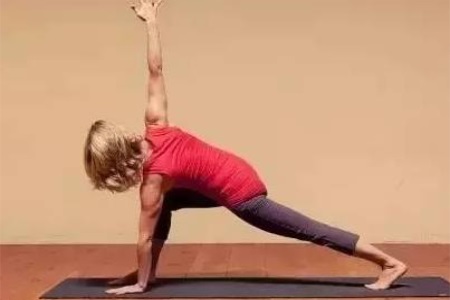 瑜伽初入門教學(xué)視頻,詳細(xì)分解拜日式瑜伽動(dòng)作以及圖片-易網(wǎng)健康養(yǎng)生網(wǎng) 瑜伽初入門教學(xué)視頻,詳細(xì)分解拜日式瑜伽動(dòng)作以及圖片