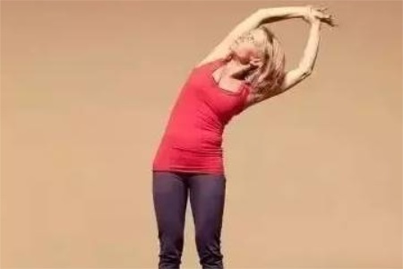 瑜伽初入門教學(xué)視頻,詳細(xì)分解拜日式瑜伽動(dòng)作以及圖片-易網(wǎng)健康<a href=http://www.xllyou.com/jkys/ target=_blank class=infotextkey>養(yǎng)生</a>網(wǎng) 瑜伽初入門教學(xué)視頻,詳細(xì)分解拜日式瑜伽動(dòng)作以及圖片