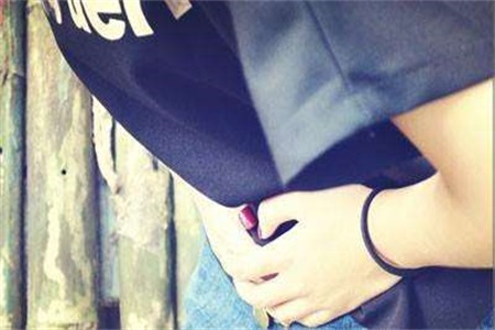 痛經怎么緩解?瑜伽初入門教學視頻幫你緩解疼痛調理月經-易網<a href=http://www.xllyou.com/ target=_blank class=infotextkey>健康養生</a>網 痛經怎么緩解?瑜伽初入門教學視頻幫你緩解疼痛調理月經