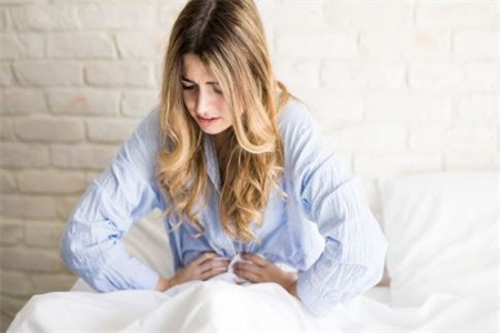 痛經怎么緩解?瑜伽初入門教學視頻幫你緩解疼痛調理月經-易網健康<a href=http://www.xllyou.com/jkys/ target=_blank class=infotextkey>養生</a>網 痛經怎么緩解?瑜伽初入門教學視頻幫你緩解疼痛調理月經