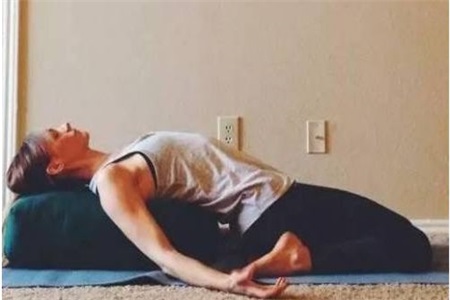 瑜伽初入門教學視頻動作解析,女性要想練好瑜伽首先要認識瑜伽-易網健康養生網 瑜伽初入門教學視頻動作解析,女性要想練好瑜伽首先要認識瑜伽