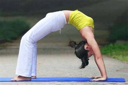 疫情什么時候結束？在家無聊不妨練習瑜伽改善不良體態