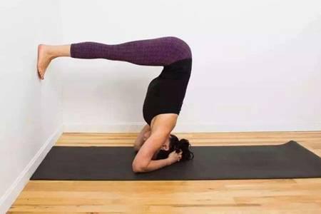 初入門瑜伽靠墻五個動作圖片，緩解肩頸酸痛塑形效果滿分