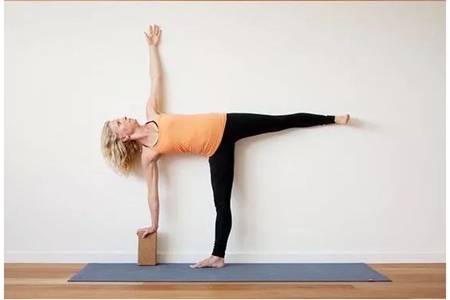 初入門瑜伽靠墻五個動作圖片，緩解肩頸酸痛塑形效果滿分