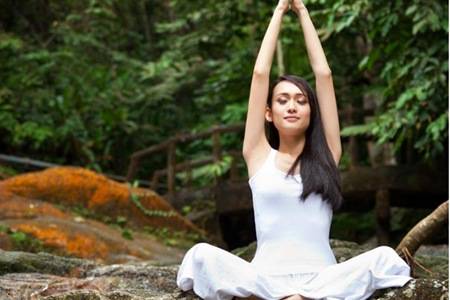 瑜伽初入門教學視頻,四個新手拉伸的基礎動作圖片-易網健康<a href=http://www.xllyou.com/jkys/ target=_blank class=infotextkey>養生</a>網 瑜伽初入門教學視頻,四個新手拉伸的基礎動作圖片