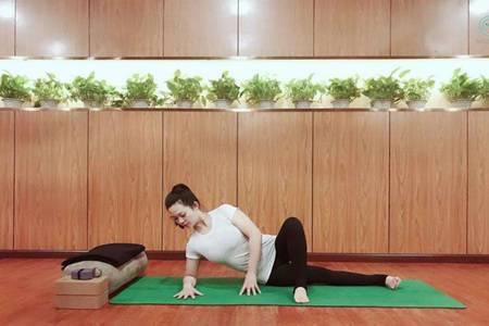 產后瑜伽修復有用嗎,最適合產后媽媽的四個瑜伽動作-易網<a href=http://www.xllyou.com/ target=_blank class=infotextkey>健康養生</a>網 產后瑜伽修復有用嗎,最適合產后媽媽的四個瑜伽動作